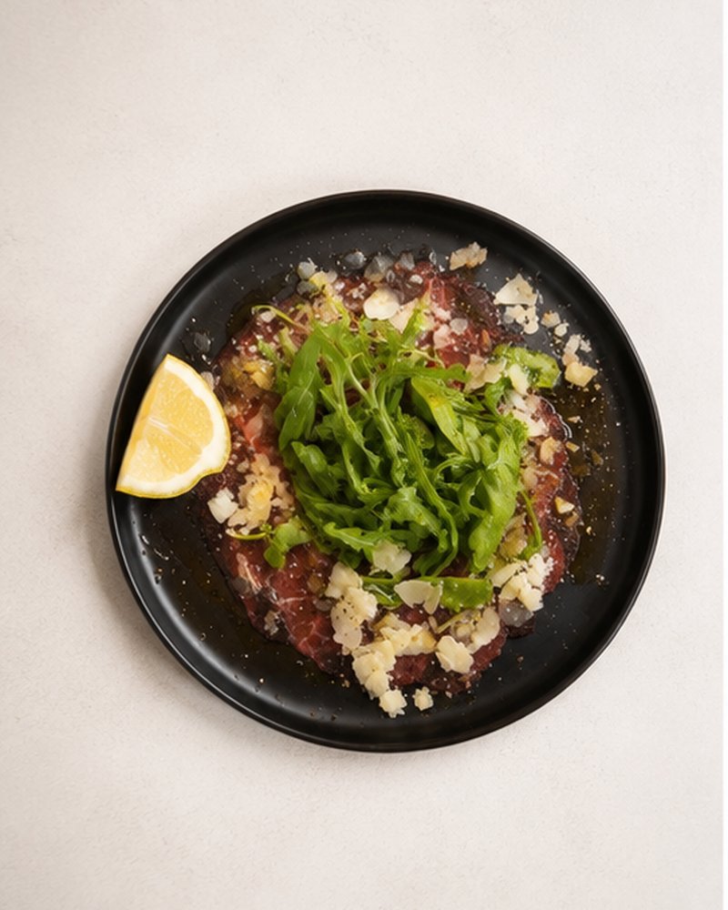 Rindercarpaccio mit Rucola, Parmesan und Zitrone