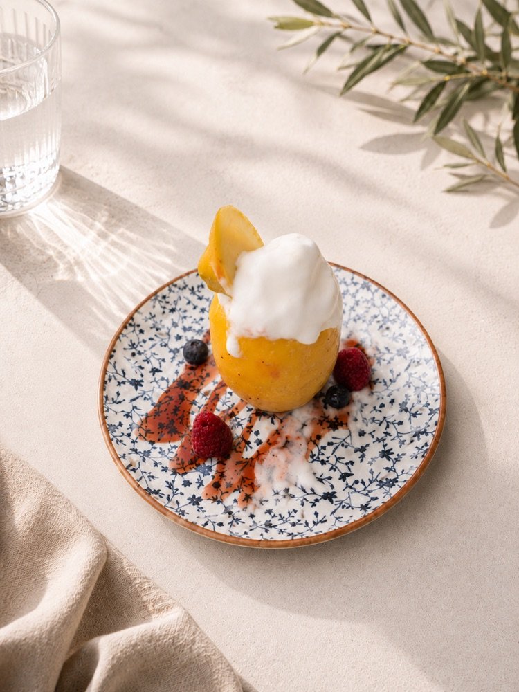 Dessert mit Eis, Sahne und frischen Beeren